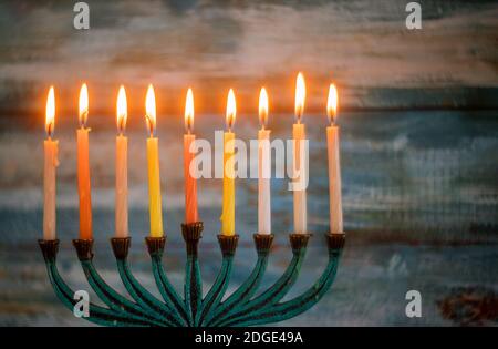 Fuoco morbido Hanukkah Menorah luminoso Foto Stock