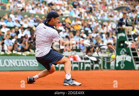 Diego Schwartzman dell'Argentina durante la partita contro Novak Djokovic della Serbia (non visto) nella terza partita del torneo di tennis francese Open allo stadio Roland Garros di Parigi, in Francia, il 02 giugno 2017. Novak Djokovic ha vinto il gioco. Foto di Christian Liegi/ABACAPRESS.COM Foto Stock