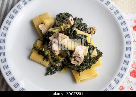 Paccheri con cavolo nero e tonno fresco Foto Stock