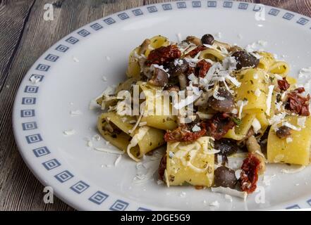 Paccheri con pioppini, pomodoro secco e ricotta di pecora Foto Stock