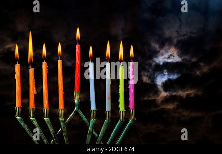 Chanukah Ebraico sfondo vacanza con luna piena in serata Giudaismo Hanukah menorah candelabra che brucia candele Foto Stock