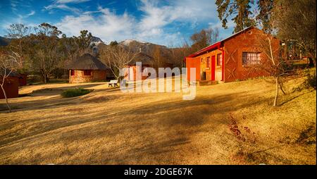 In lesotho villaggio di strada vicino montagna Foto Stock