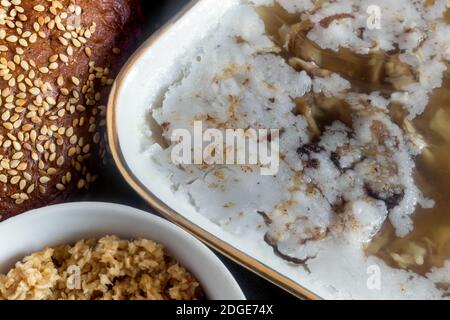 Gelatina di maiale sul tavolo. La vista dall'alto. Foto Stock