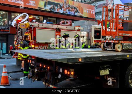 NEW YORK CITY - Jujy 02, 2018 Vigili del fuoco pompano il carburante dalla macchina dopo l'incidente Foto Stock