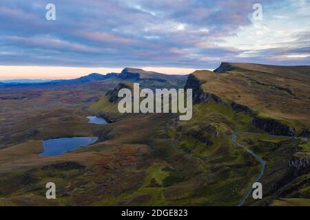 Tramonto all'isola di Quiraing di Skye Regno Unito, preso nell'agosto 2020, post trattato utilizzando il bracketing di esposizione Foto Stock