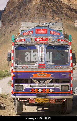 Un camion colorato sulla strada da Kargil a Leh vicino al passo Fotu-la, Ladakh, Jammu e Kashmir, India settentrionale Foto Stock