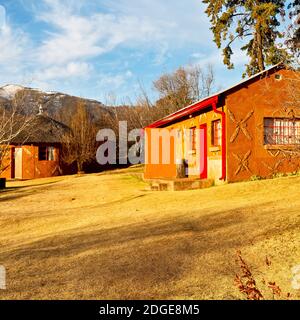 In lesotho villaggio di strada vicino montagna Foto Stock