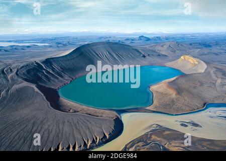 Cratere di Skygggnisvatn nelle Highlands dell'Islanda, preso nell'agosto 2020, trattato successivamente usando il bracketing di esposizione Foto Stock