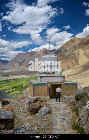 Un chortenon buddista il percorso per Palazzo Zangla, TSA-zar, Zanskar, distretto di Kargil, Ladakh, Jammu & Kashmir, India. Foto Stock