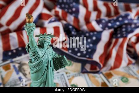 La Statua della libertà gli Stati Uniti un simbolo di Libertà e democrazia con bandiera gli Stati Uniti d'America Conti in dollari USA Foto Stock