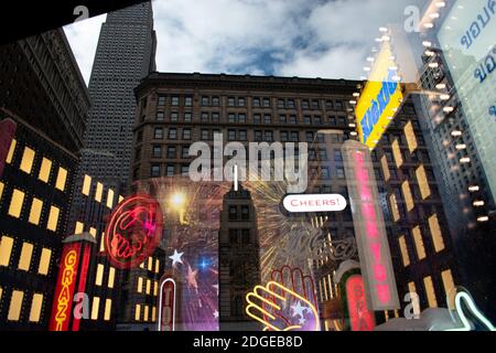 Macy's Holiday 2020 Storefront con la riflessione dei grattacieli in New Città di York Foto Stock