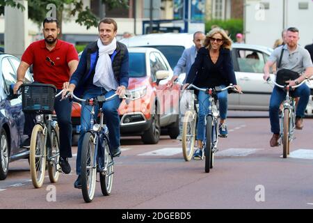 Il presidente francese Emmanuel Macron e la moglie Brigitte Macron, scortati dalla loro guardia del corpo Alexandre Benalla (L), fanno un giro in bicicletta il 10 giugno 2017, a le Touquet, nel nord della Francia. Foto di ABACAPRESS.COM Foto Stock