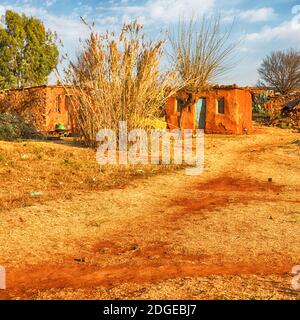 In lesotho villaggio di strada vicino montagna Foto Stock