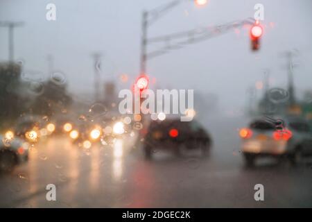 Traffico sul parabrezza di un'auto in giorno piovoso goccia d'acqua Foto Stock