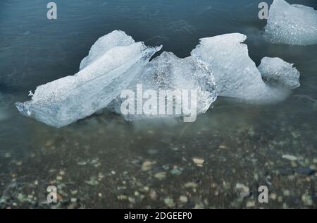 Vista offuscata a lunga esposizione degli iceberg nella laguna di Jokulsarlon, Islanda Foto Stock