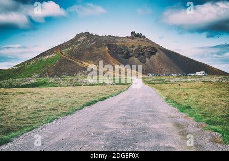 Strada per il cratere Saxholl in Islanda Foto Stock