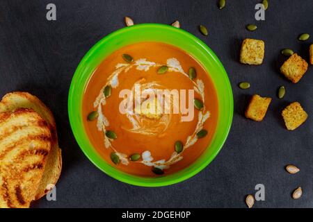 Zuppa di crema di zucca fatta in casa su sfondo di legno Foto Stock