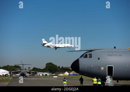 Presentazione en vol, Falcon 8X Dassault Aviation, avion Airbus A400M52eme Salon International de l'aeronautique et de l'espace. Visita del presidente della Repubblica . Le Bourget, près de Paris, le 19 Juin 2017. Foto di Gilles Rolle/Pool/ABACAPRESS.COM Foto Stock