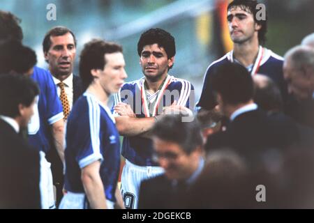 Roma, Italia. 8 luglio 1990. Diego Maradona (ARG) Calcio : Diego Maradona dell'Argentina si sbatte dopo la finale della Coppa del mondo FIFA 1990 tra la Germania Ovest 1-0 Argentina allo Stadio Olimpico di Roma, Italia . Credit: FAR EAST PRESS/AFLO/Alamy Live News Foto Stock