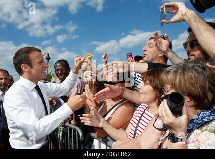 Il presidente francese Emmanuel Macron (L) stringe le mani con la gente durante una visita alla sede promozionale olimpica a Parigi, Francia, 24 giugno 2017. La capitale francese è trasformata in un gigantesco parco olimpico per celebrare le Giornate Olimpiche internazionali con una varietà di eventi sportivi per il pubblico in tutta la città durante due giorni, mentre la città si propone di ospitare i Giochi Olimpici e Paralimpici del 2024. Foto di Jean-Paul Pelissier/piscina/ABACAPRESS.COM Foto Stock