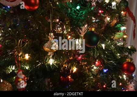 È la stagione per decorare l'albero di Natale festivo, di festa Foto Stock