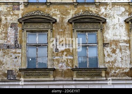 Di fronte a un edificio con la necessità di lavori di ristrutturazione Foto Stock