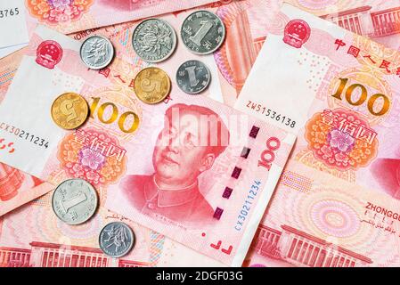 Valuta ufficiale della Cina. Renminbi, abbreviazione RMB. Unità base Yuan del renminbi. Denaro cinese. Monete e banconote. Foto Stock