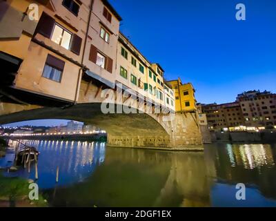 Ponte Vecchio e Lungarni di Firenze di notte. Paesaggio urbano panoramico in autunno, Toscana - Italia Foto Stock