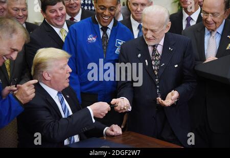 Il presidente degli Stati Uniti Donald Trump dà la penna all'astronauta dell'Apollo 11 Buzz Aldrin (R) dopo aver firmato un ordine esecutivo per ristabilire il National Space Council nella Roosevelt Room della Casa Bianca a Washington, DC, il 30 giugno 2017. Foto di Olivier Douliery/Abaca Foto Stock