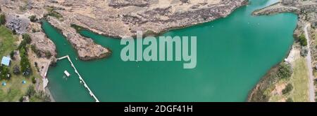 Vista panoramica aerea del bellissimo lago verde in una montagna scenario Foto Stock