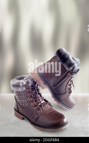 Inverno comode scarpe con lacci e chiusura a zip. Foto Stock