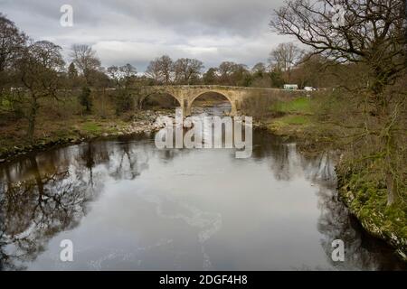 06.12.2020 Devils Bridge, Kirkbly Lonsdale, Cumbria, Regno Unito. Lungo il fiume Lune a sud di Kirkby Lonsdale si trova il Ponte del Diavolo. Questo a tre archi Foto Stock