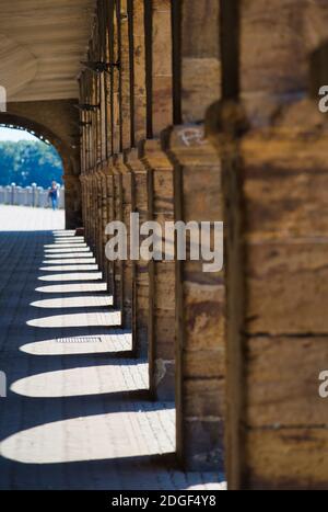 Architettura tradizionale tedesca con passaggio ad arco Foto Stock