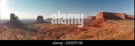 Vista panoramica aerea dello scenario della Monument Valley all'alba Foto Stock