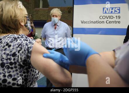 (201209) -- PECHINO, 9 dicembre 2020 (Xinhua) -- il primo ministro britannico Boris Johnson guarda come infermiera il vaccino Pfizer-BioNTech COVID-19 a Lyn Wheeler presso il Guy's Hospital, a Londra, Gran Bretagna, l'8 dicembre 2020. Andrew Parsons/No 10 Downing Street/Handout via Xinhua Foto Stock