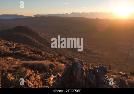 Il sole tramonta sulla montagna Ryan nel Joshua Tree National Park, California Foto Stock