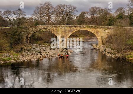 06.12.2020 Devils Bridge, Kirkbly Lonsdale, Cumbria, Regno Unito. Lungo il fiume Lune a sud di Kirkby Lonsdale si trova il Ponte del Diavolo. Questo a tre archi Foto Stock