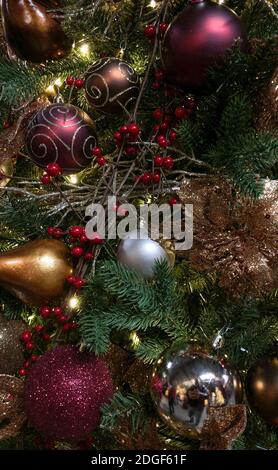 Primo piano di decorazioni ornamentali di Natale splendidamente decorate in un Albero di Natale Foto Stock