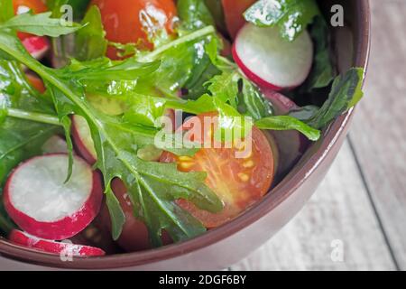 Insalata di verdure fresche e le erbe sul tavolo. Foto Stock