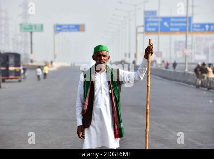 Nuova Delhi, India. 8 Dic 2020. Un agricoltore indiano partecipa a una protesta contro le nuove leggi agricole sull'autostrada bloccata al confine con Delhi-Utttar Pradesh, India, 8 dicembre 2020. La chiusura a livello nazionale richiesta dagli agricoltori di tutto il paese è passata pacificamente martedì, con alcune interruzioni segnalate nel traffico stradale e ferroviario da alcune parti del paese. La chiusura è stata chiamata dagli agricoltori nel corso delle loro continue proteste contro le tre nuove leggi agricole recentemente emanate dal governo. Credit: Parta Sarkar/Xinhua/Alamy Live News Foto Stock