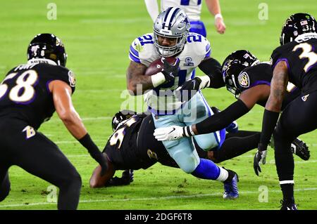 Baltimora, Stati Uniti. 8 dicembre 2020. Dallas Cowboys Running back Ezechiel Elliott (21) divide la difesa di Baltimora Ravens per un breve guadagno durante la prima metà all'M&T Bank Stadium di Baltimora, Maryland, martedì 8 dicembre 2020. Foto di David Tulis/UPI Credit: UPI/Alamy Live News Foto Stock