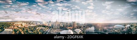 Tramonto su Adelaide. Australia del Sud. Vista panoramica aerea dal drone Foto Stock
