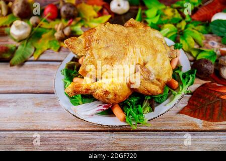 tacchino arrosto con mais e lattuga sul piatto. Foto Stock