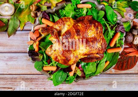 tacchino arrosto fatto in casa con altri piatti. Giorno del Ringraziamento. Foto Stock