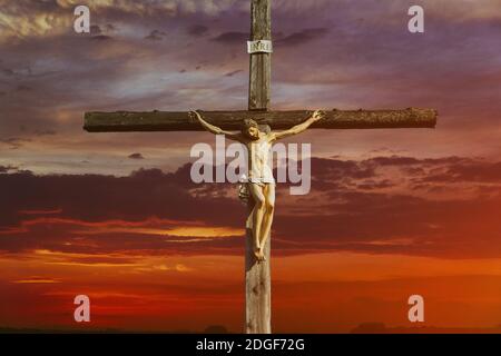 Gesù cristo sulla croce sopra l'alba è risorto vittoria nel giorno di pasqua, Venerdì Santo tramonto dio mondo religioso cristiano Foto Stock