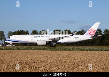 Amsterdam, Paesi Bassi. 28 luglio 2020. Un Airbus China Airlines 350-900 sulla Taxiway all'aeroporto Schiphol di Amsterdam. Credit: SOPA Images Limited/Alamy Live News Foto Stock