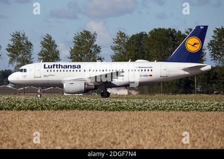 Amsterdam, Paesi Bassi. 28 luglio 2020. A Lufthansa Airbus 319 che tassano all'aeroporto Schiphol di Amsterdam. Credit: SOPA Images Limited/Alamy Live News Foto Stock