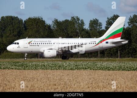 Amsterdam, Paesi Bassi. 28 luglio 2020. A Bulgaria Air Airbus A319 sulla Taxiway all'aeroporto Schiphol di Amsterdam. Credit: SOPA Images Limited/Alamy Live News Foto Stock