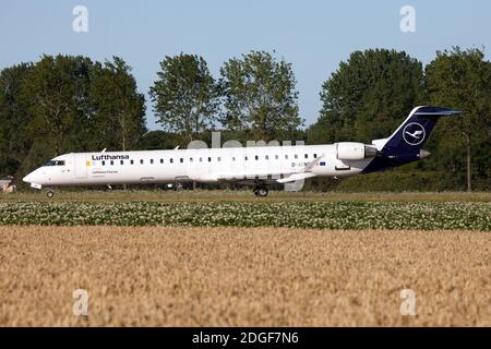 Amsterdam, Paesi Bassi. 28 luglio 2020. Una Lufthansa CityLine Bombardier CRJ-900 che tassava all'aeroporto Schiphol di Amsterdam. Credit: SOPA Images Limited/Alamy Live News Foto Stock