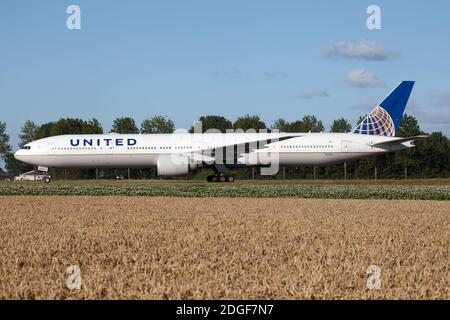 Amsterdam, Paesi Bassi. 28 luglio 2020. Un Boeing 777-300ER della United Airlines sulla Taxiway all'aeroporto Schiphol di Amsterdam. Credit: SOPA Images Limited/Alamy Live News Foto Stock